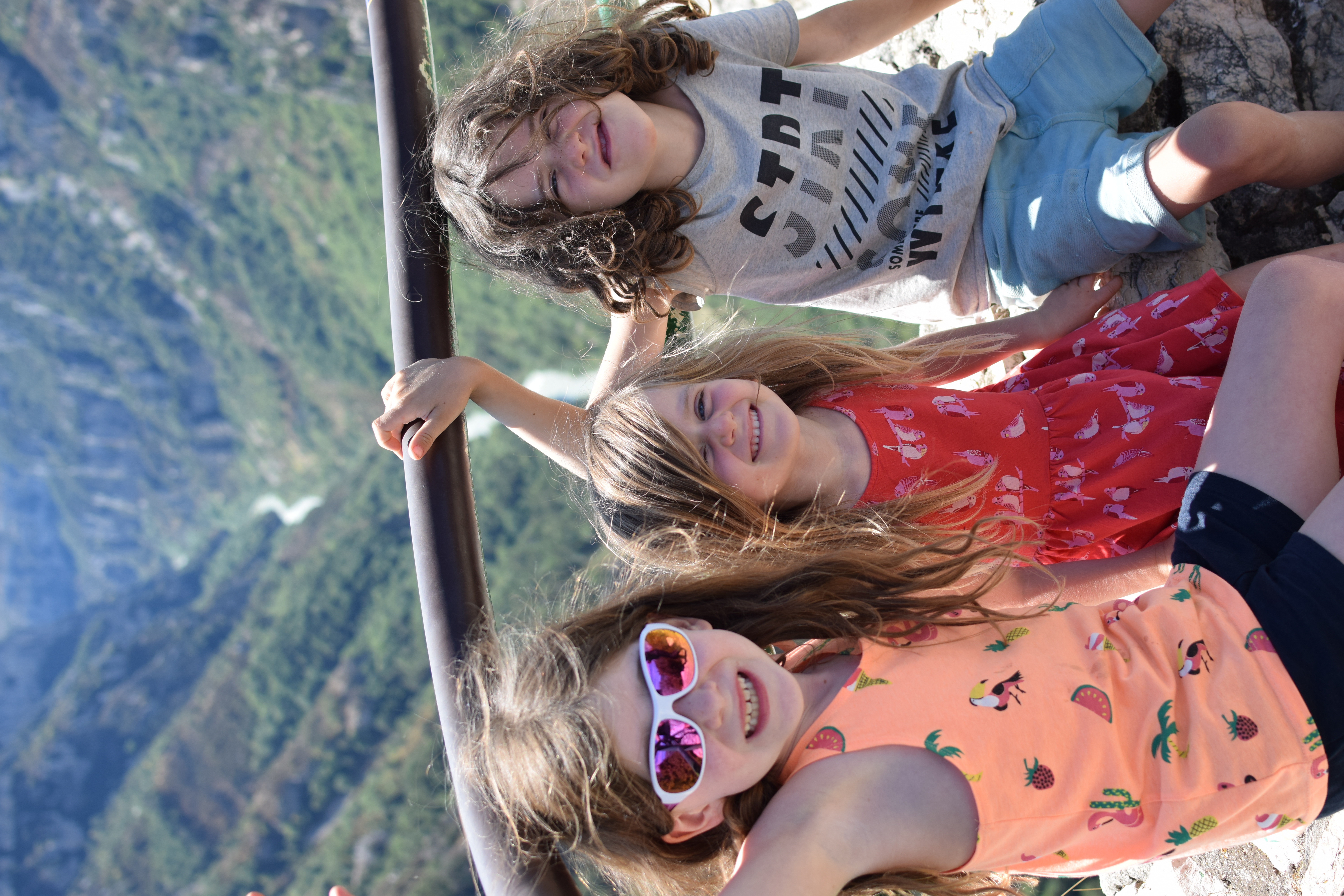 Enfants explorant les Gorges du Verdon