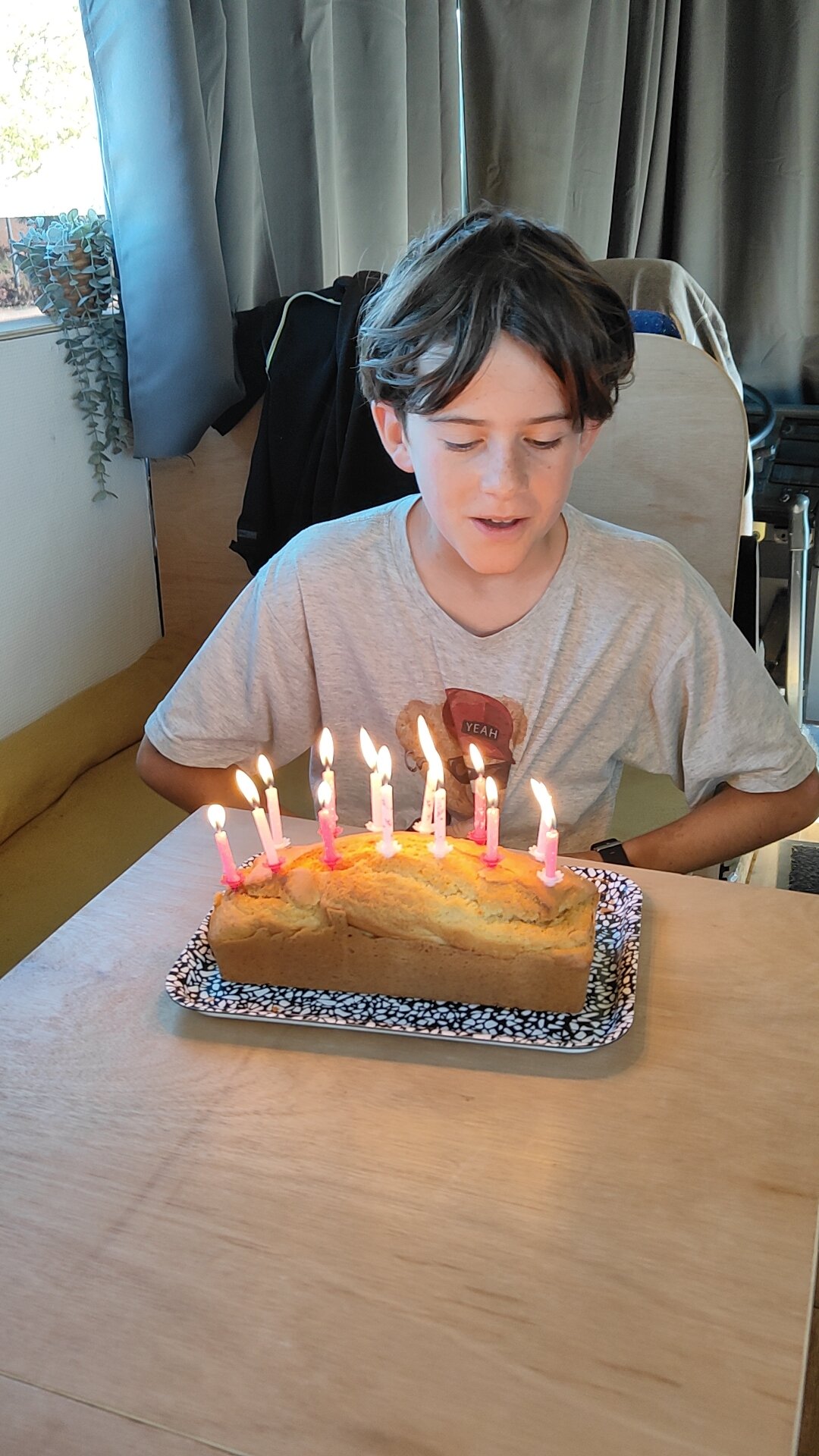 Enfant qui souffle des bougies