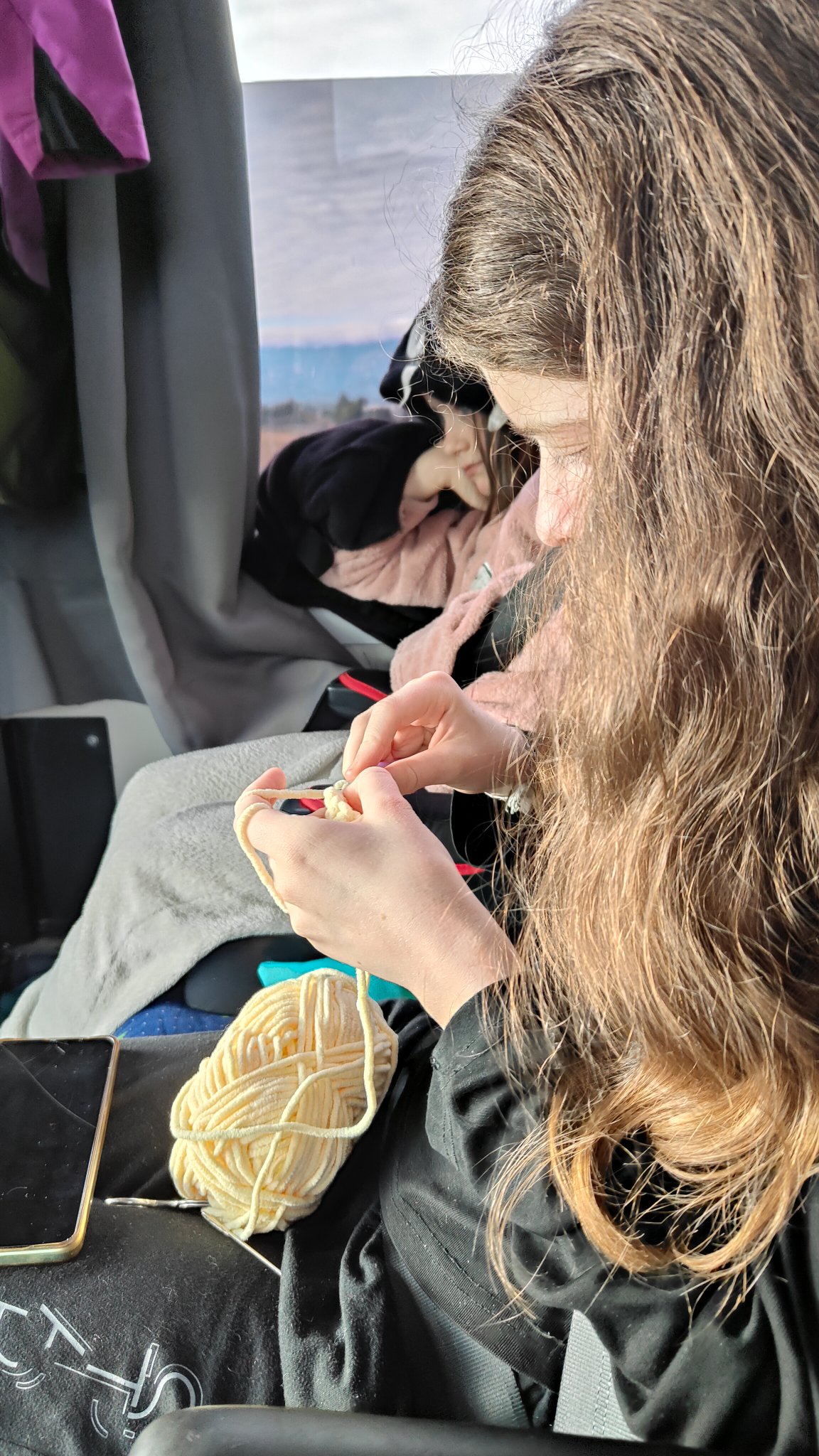 Enfant qui fait du crochet