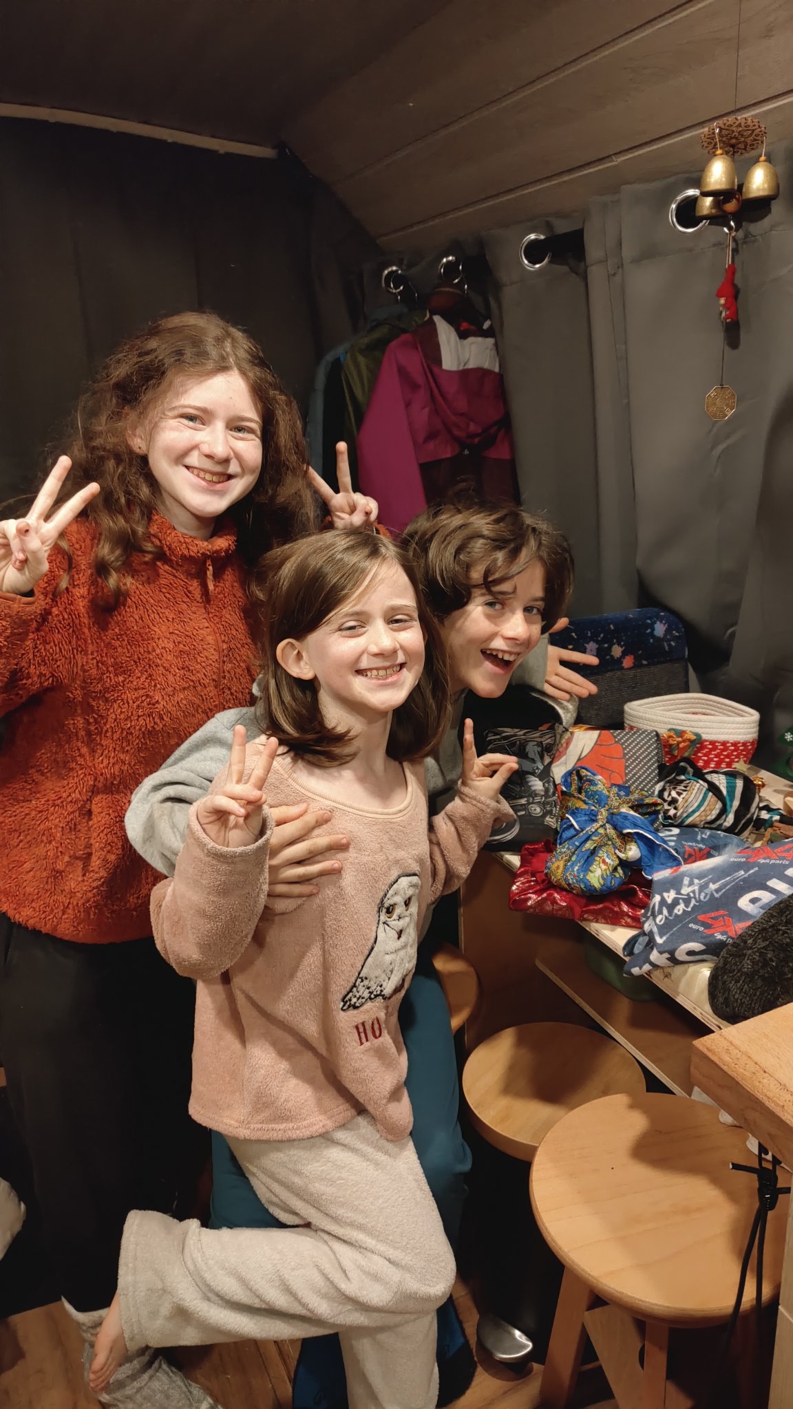 Enfants qui fêtent Noël en bus en Espagne en famille nomade