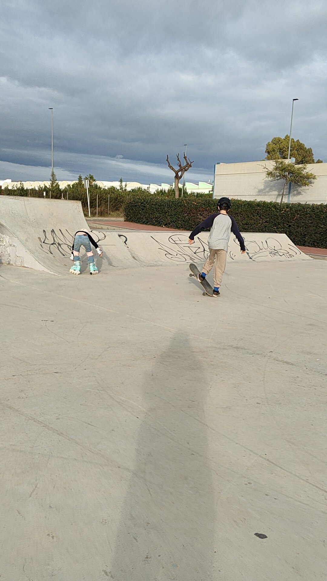Enfants au skate park en Espagne