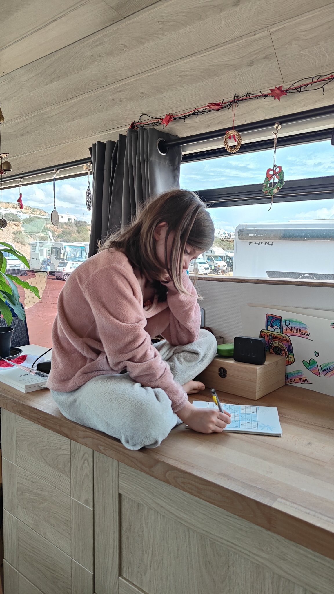 Vie nomade en Espagne : enfants profitant du quotidien en bus
