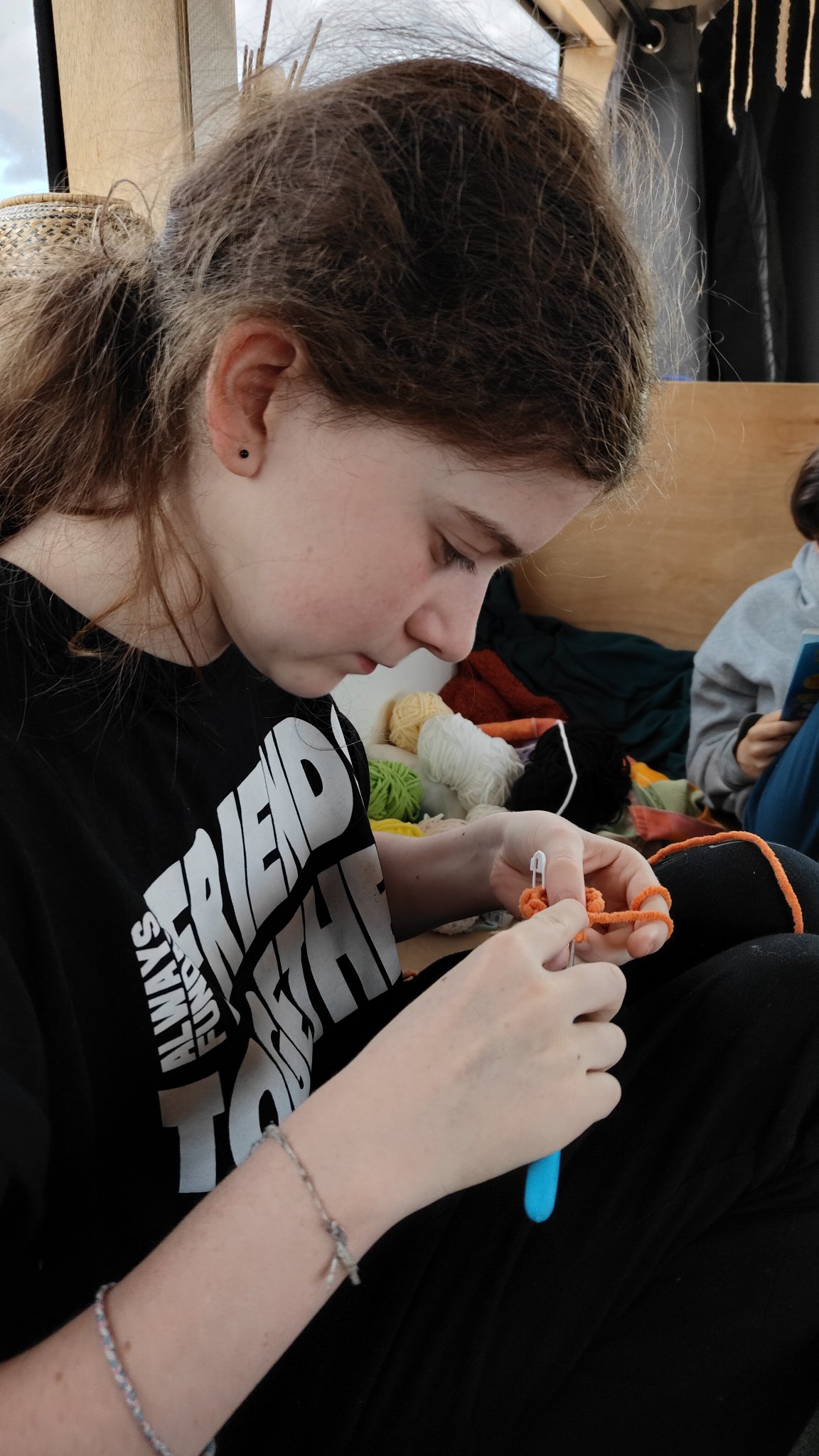 Vie nomade en Espagne : enfants profitant du quotidien en bus