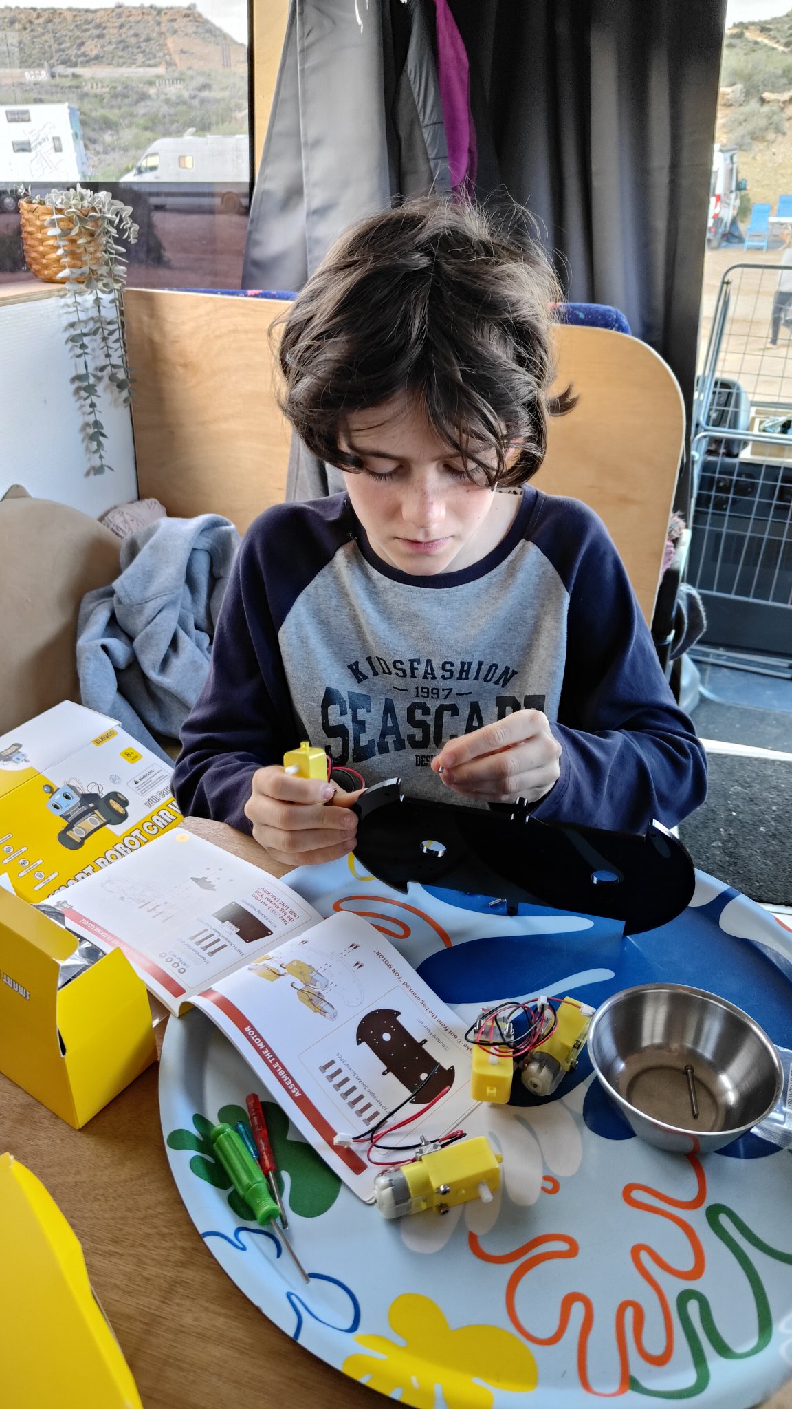 Vie nomade en Espagne : enfants profitant du quotidien en bus