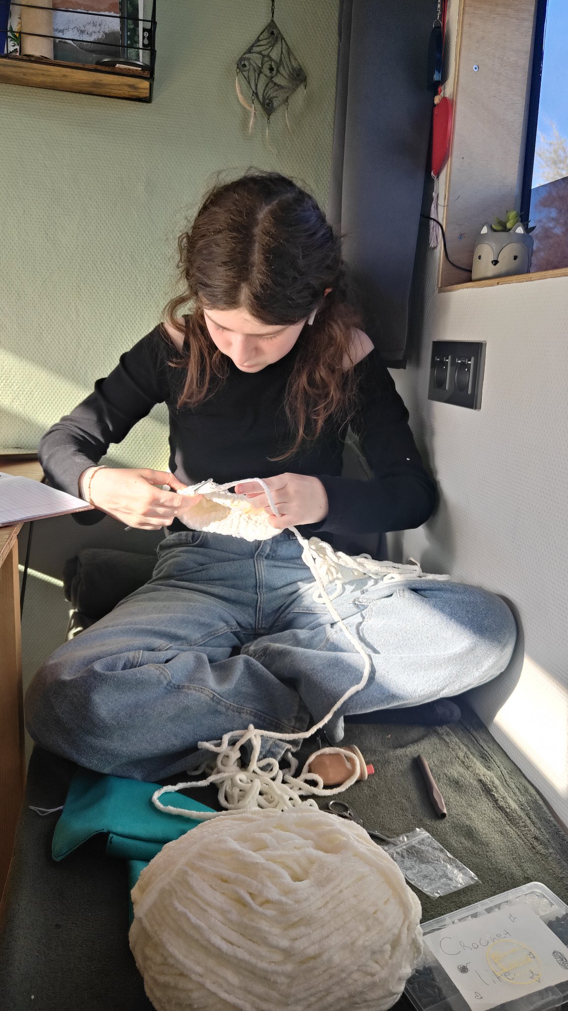Enfant nomade qui fait du crochet
