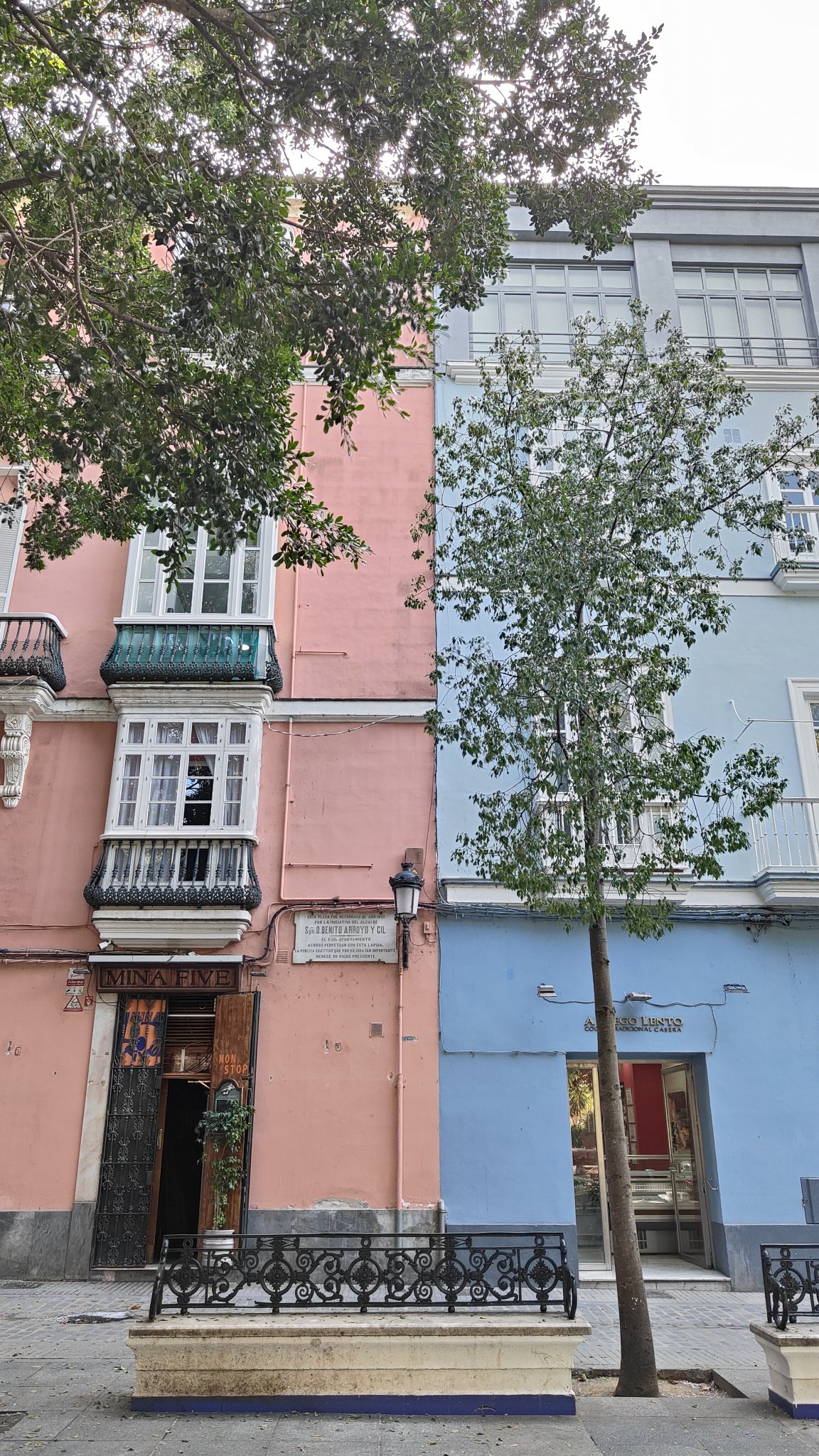 Façade rose et bleue