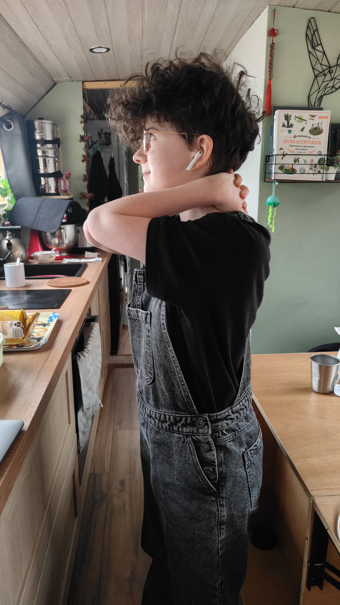 Enfant réfléchissant