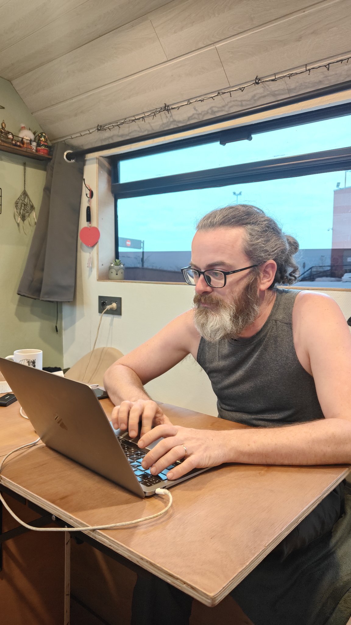 Homme travaillant sur son laptop