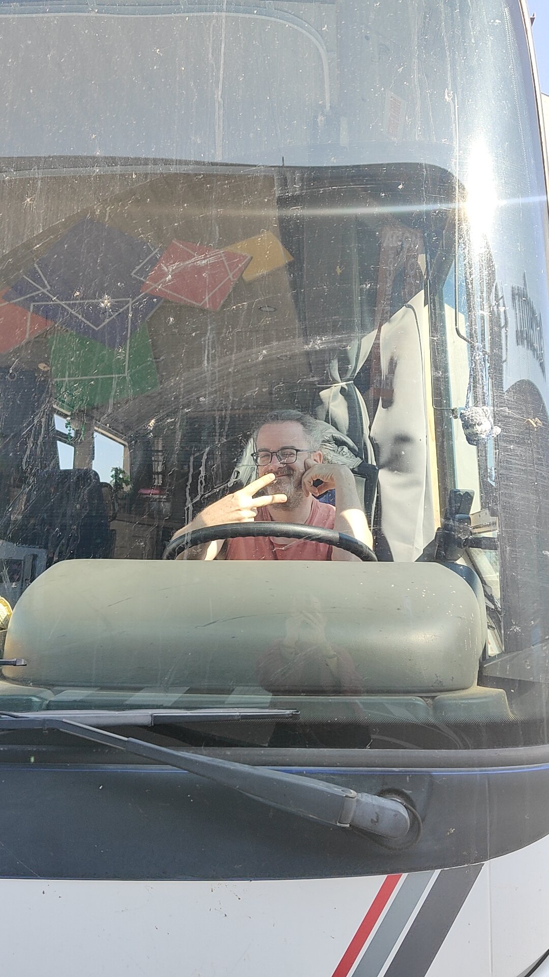 Homme conduisant un bus aménagé
