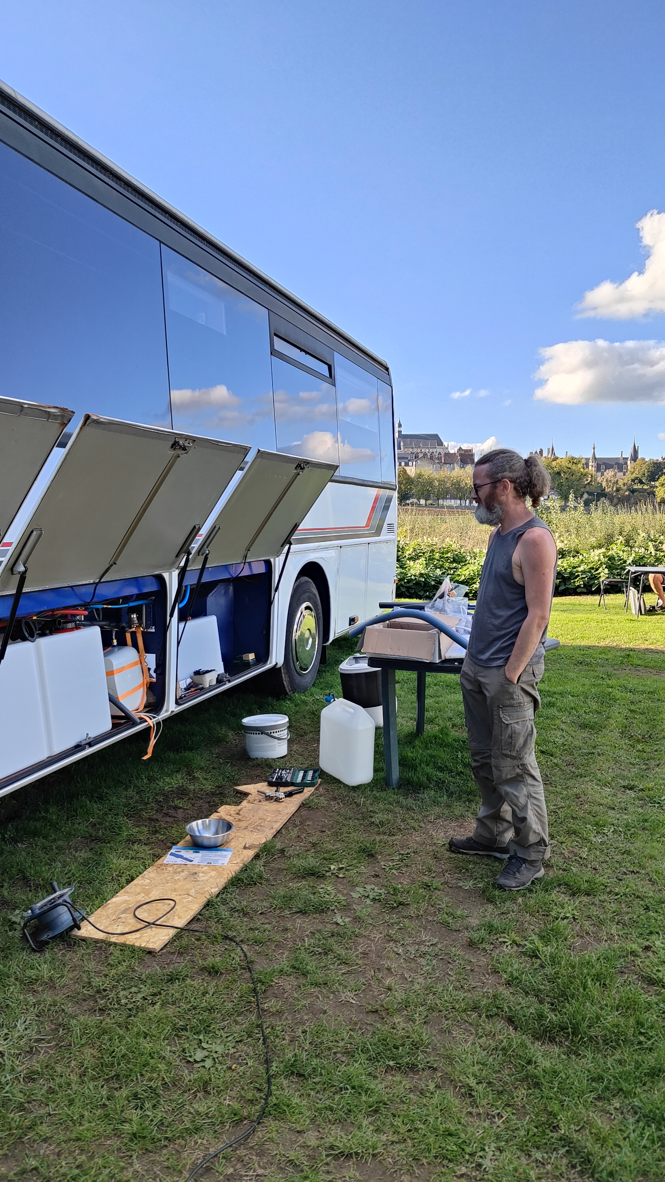 Réservoir d’eau propre de 350 litres installé dans notre bus aménagé