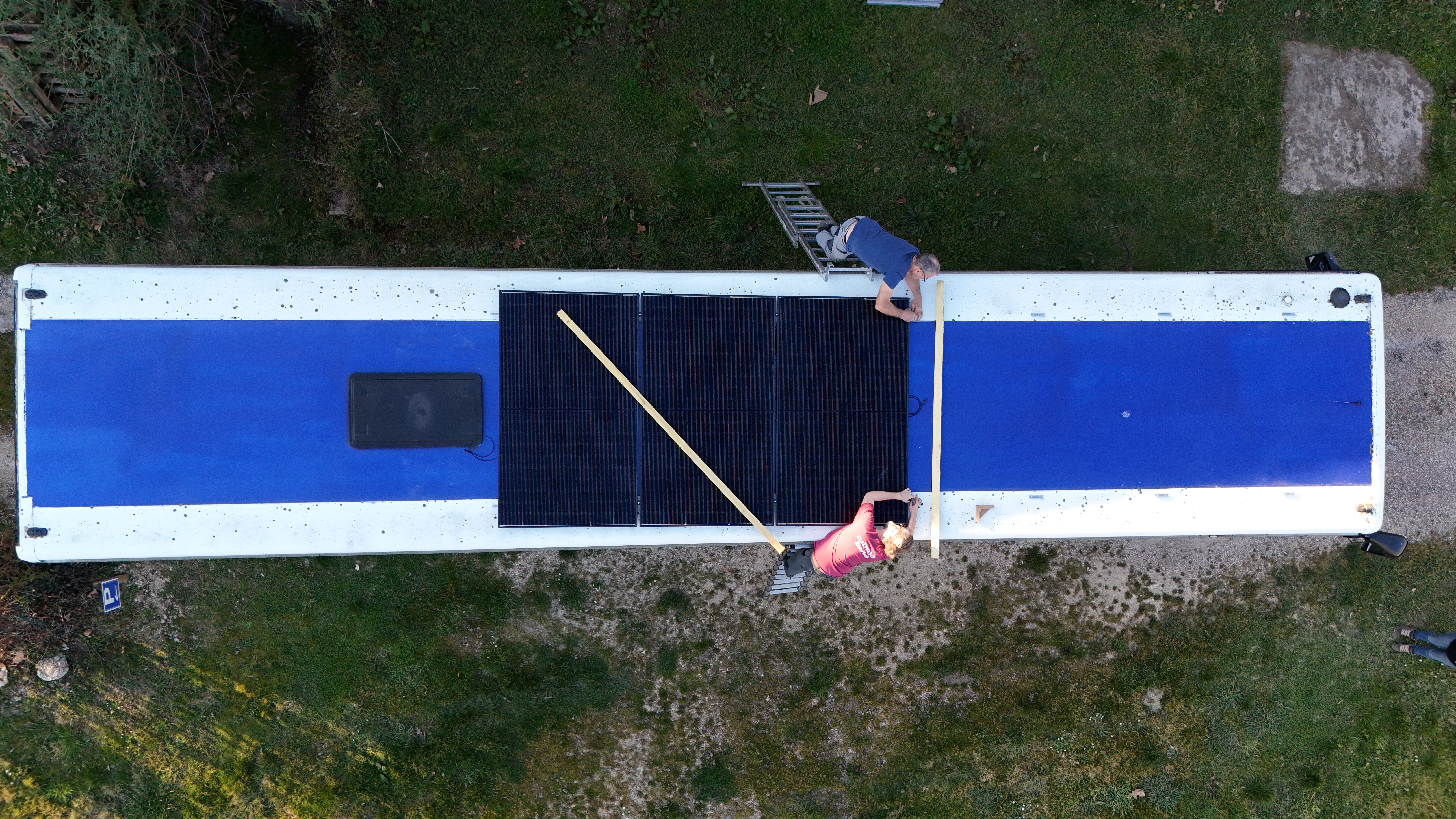 Installation électrique solaire dans notre bus aménagé avec panneaux et système autonome